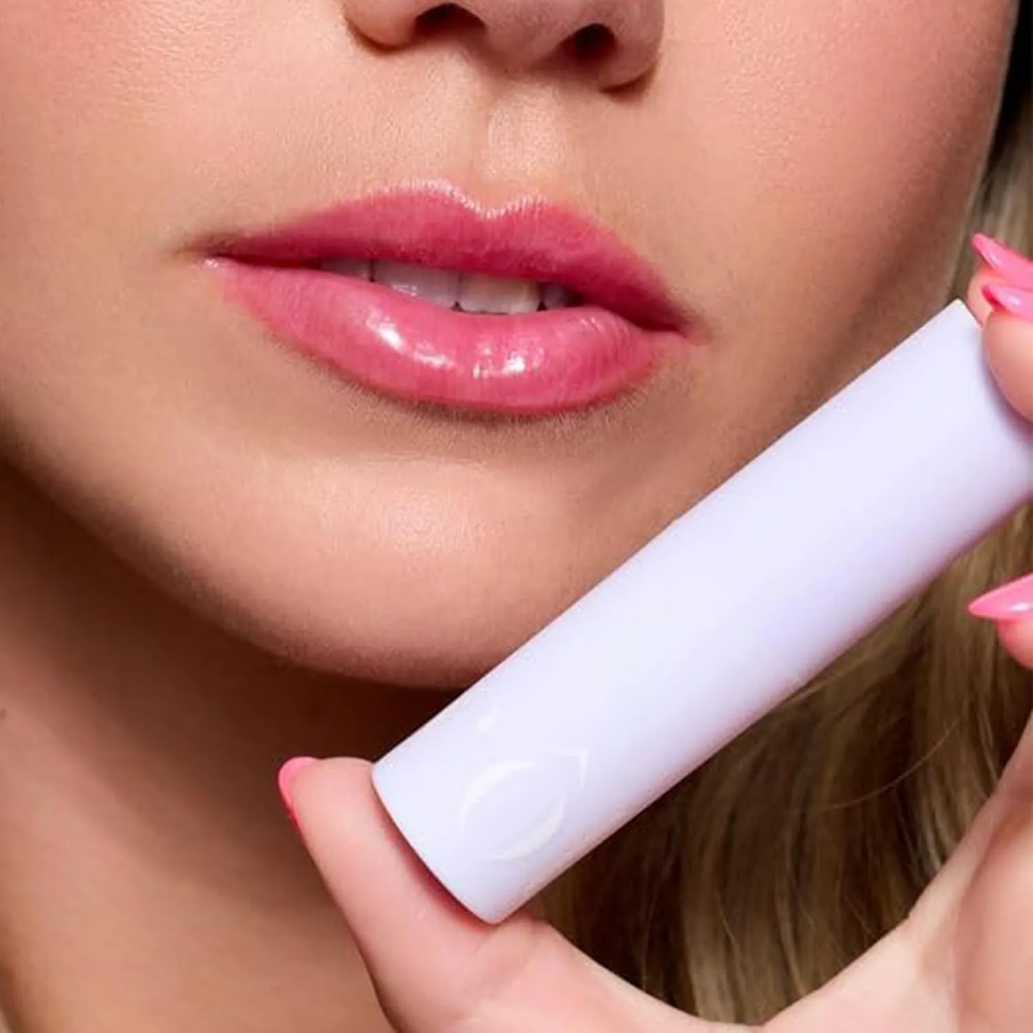 Côte Beauty The Necessity Peptide Lip Shine in Lola - Plumping Coral Lip Gloss with Hyaluronic Acid, Shea Butter & Jojoba Oil - Non-Sticky, Long-Lasting Hydrating Formula