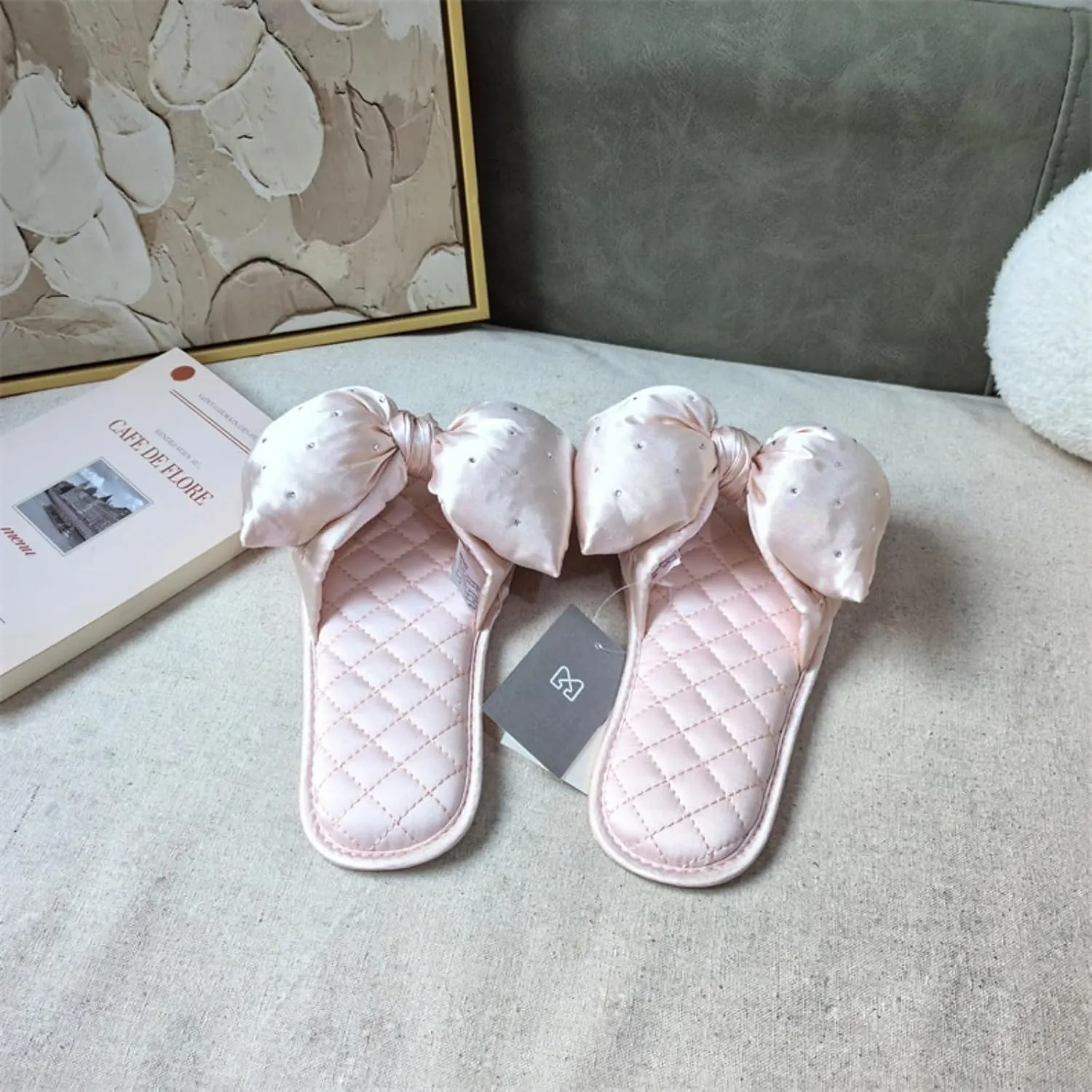 Flat Slippers Satin Sweetheart Bow Elegant Rhinestone Pure Color Bridal Flips Hand Sewn Comfortable Bridemaids Hotel Slides Bridal Shower Gifts for Wedding Home Flops