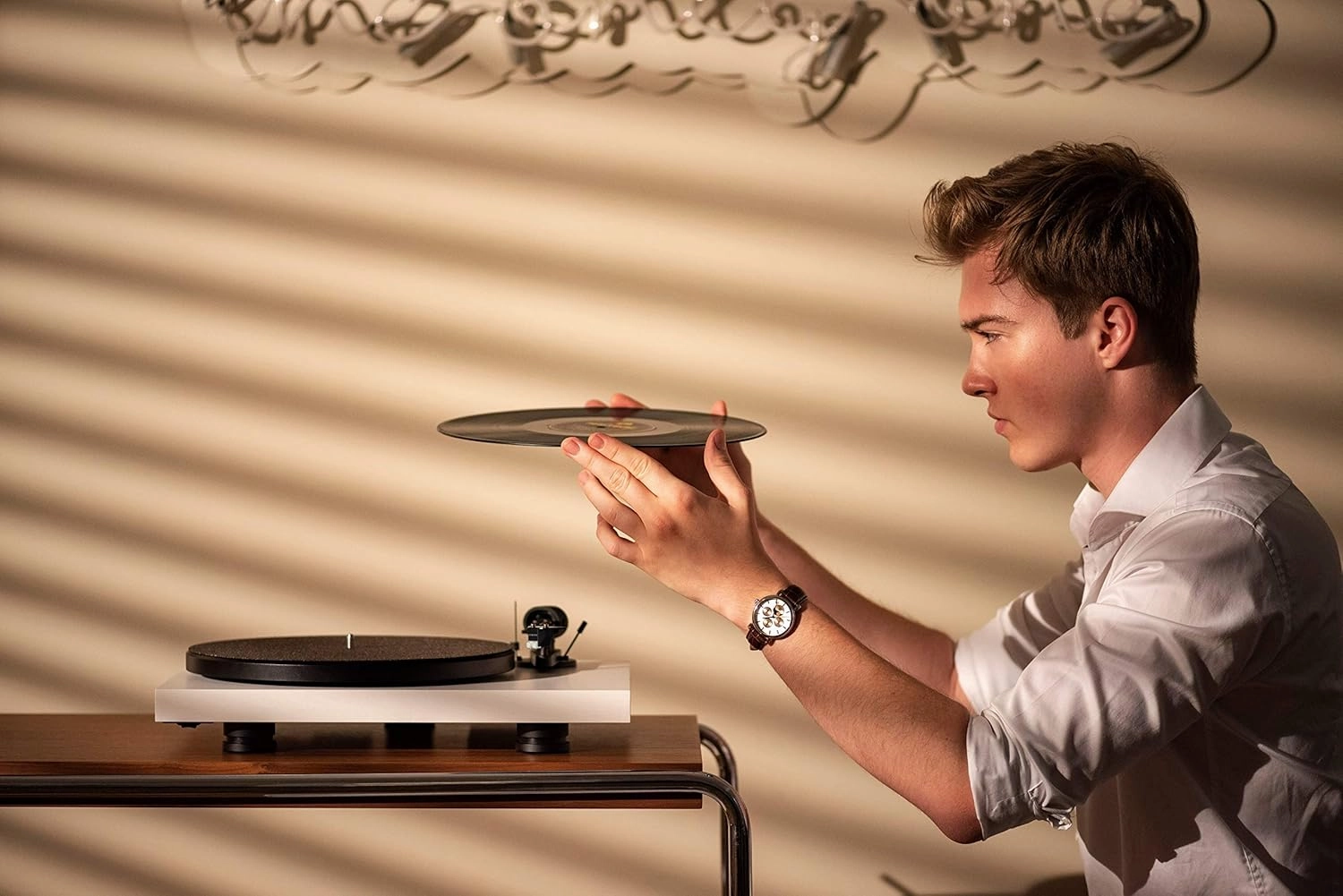 Pro-Ject Debut Carbon EVO, Audiophile Turntable with Carbon Fiber tonearm, Electronic Speed Selection and pre-Mounted Sumiko Rainier Phono Cartridge (High Gloss Red)